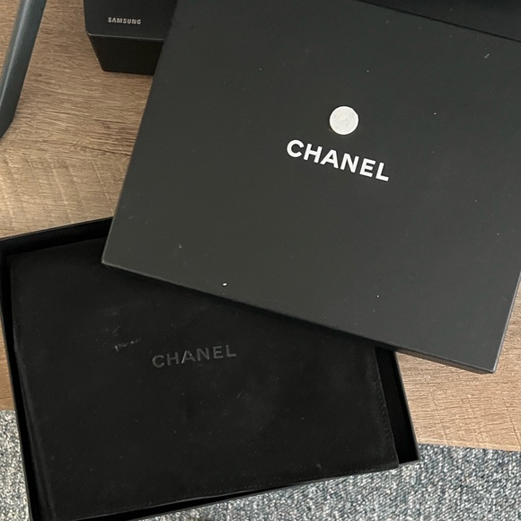 CHANEL Pearl and Silver Logo Necklace - Picture 6 of 8